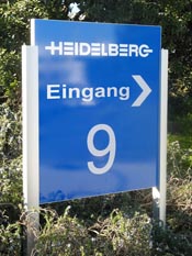 Standschilder und Firmenschilder mit Halterung und Montage Installation Werbetechnik