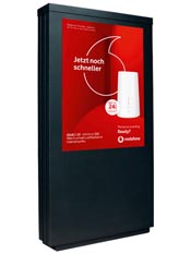 Displaypylon in Duisburg mit digitaler Informationsfläche für moderne Standortkommunikation an Gewerbeimmobilien