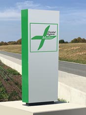 Beleuchteter Werbepylon Bonn mit Fundament für Firmenstandorte und stark frequentierte Zufahrten