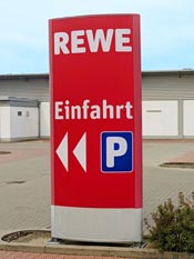 Individuell gestalteter Werbemonolith als Werbepylon für Unternehmen in München