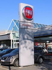 Werbepylon mit Beleuchtung für Autohaus an stark frequentierter Verkehrsstraße in München