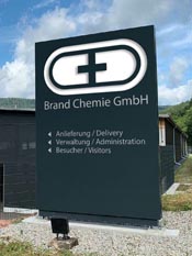 Beleuchteter Werbepylon Wuppertal mit Strahlern für Außenwerbung an Gewerbestandorten