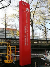 Vierseitig beleuchteter Werbepylon Duisburg für maximale Fernwirkung an Gewerbestandorten