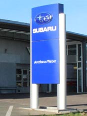 Pylon mit Werbung