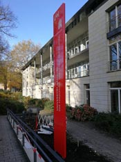 Moderne Werbestele mit Druckgrafik und Beleuchtung für Unternehmensstandort in Duisburg