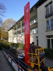 Freistehende Werbestele mit Fundament für Unternehmensstandort in Bremen