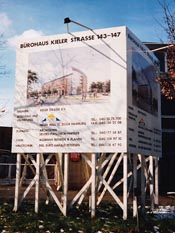 Großformatiges Baustellenschild mit Projektinformationen auf einer Baustelle