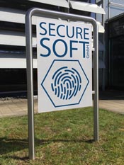 Standschild mit Unternehmensinformationen vor einem Gebäude