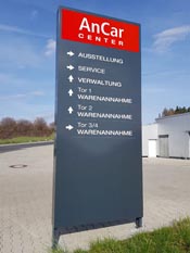 Werbestele im Eingangsbereich eines Unternehmens zur Orientierung