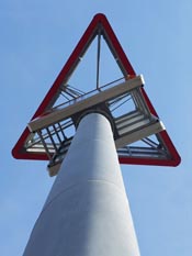 Werbeturm mit mehreren Werbeflächen im Straßenverkehr