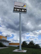 Werbeturm mit Werbedisplay Werbetower Großbildleinwand Werbetechniker Montageservice für Werbeanlagen