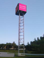 Werbeturm mit Großbildleinwand Weerbeturm mit aktueller Werbung Displaytower Montageservice Werbetechnik