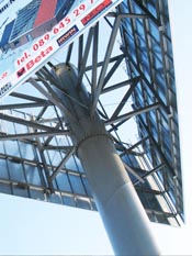Großflächiger Werbeturm auf Parkplatzfläche zur verbesserten Wahrnehmung eines Unternehmens im Raum Mannheim